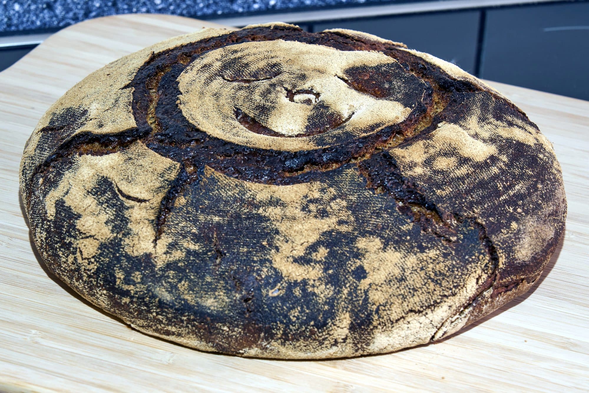 Hogazas de pan de masa madre con la corteza abierta.