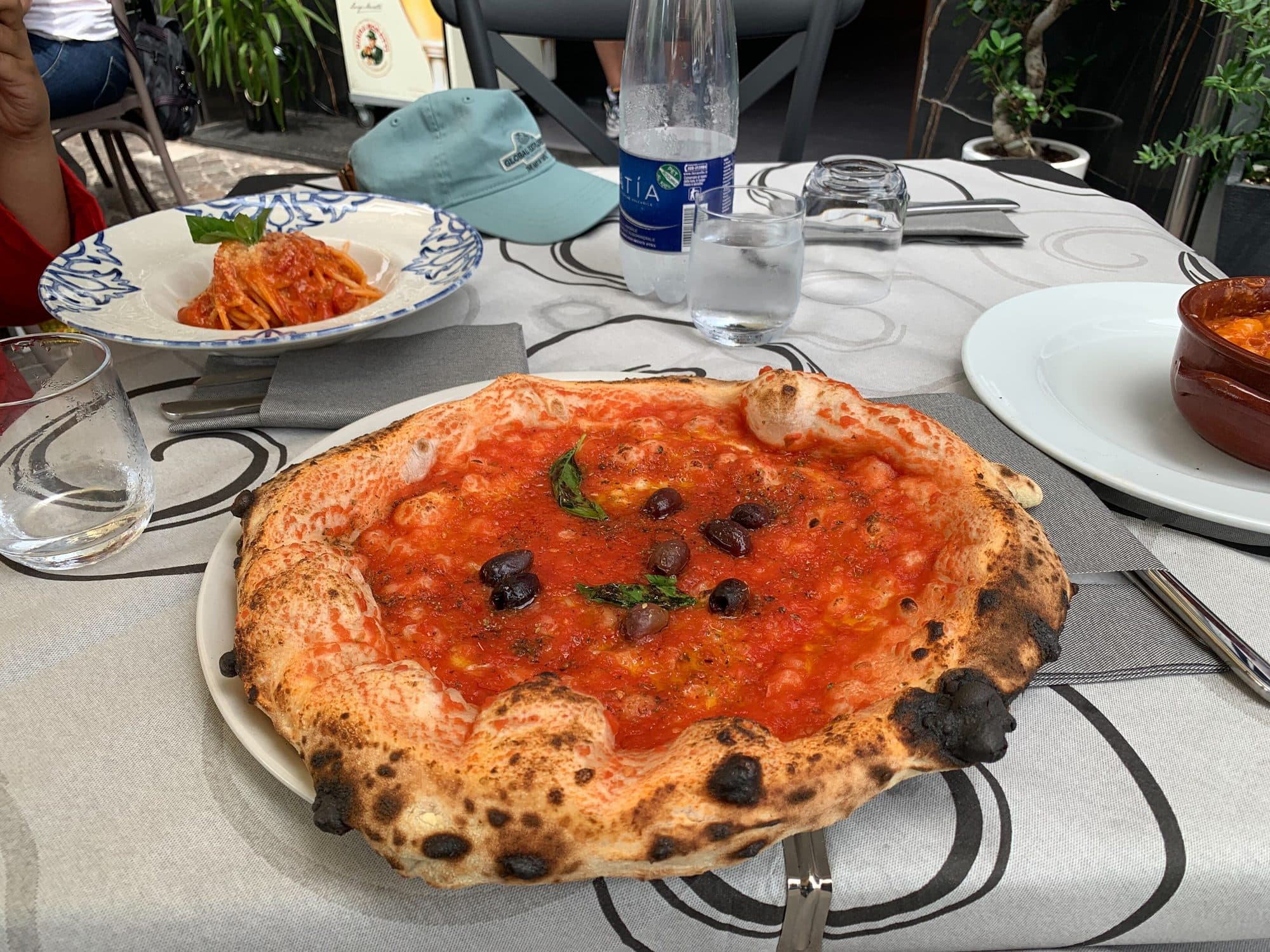 Pizza napolitana recién salida del horno, con mozzarella y albahaca.